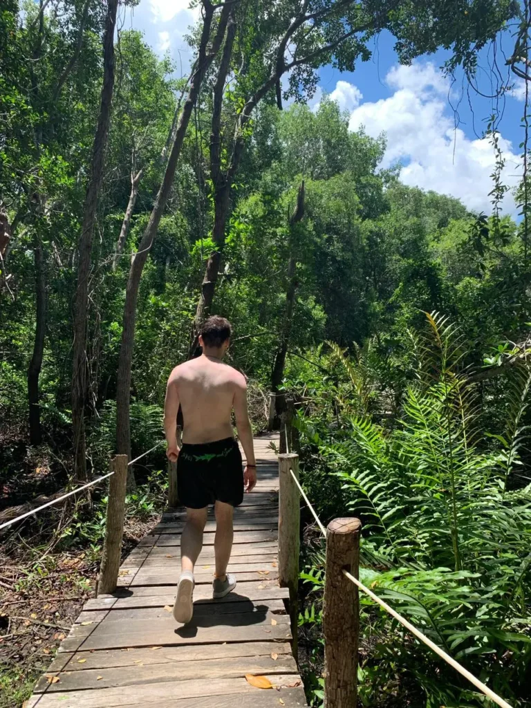 un joven sin camisa disfrutando de un paseo en la biosfera de rio lagartos