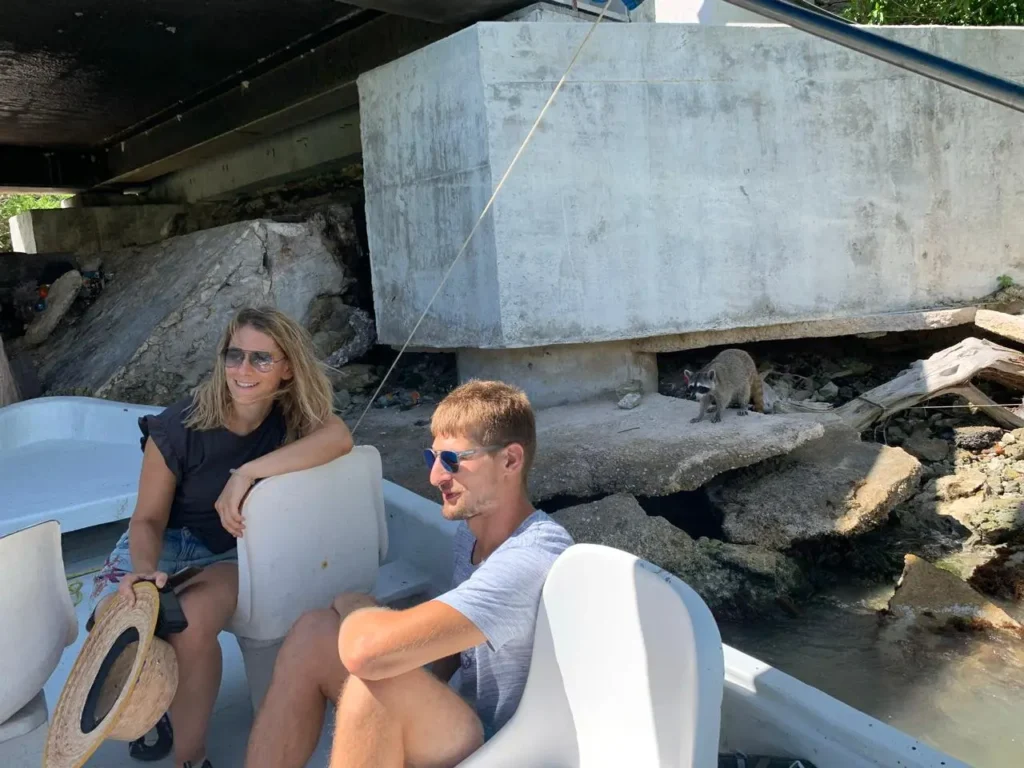pareja de americanos disfrutando de un tour en rio lagartos