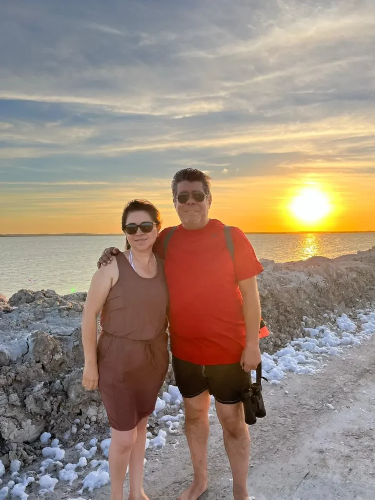 una pareja de extranjeros con el atardecer el las coloradas cerca de rio lagartos