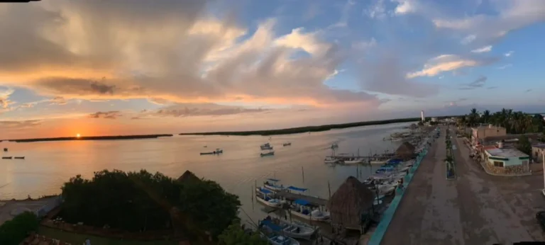 atardecer hermoso en la biosfera de rio lagartos en el tour rio lagartos