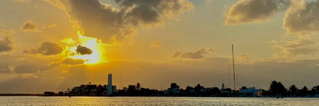 El mejor de todos, tour épico e inolvidable en Río Lagartos: Una Aventura Inolvidable. 2 Un atardecer bellísimo con el sol brillante desde una vista en barco hacia el puerto de rio lagartos. excelente para visitar en vacaciones mediante tours en la biosfera de rio lagartos