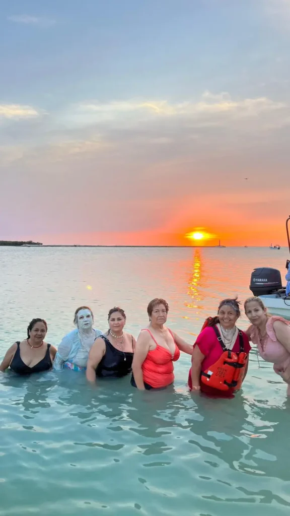 El mejor de todos, tour épico e inolvidable en Río Lagartos: Una Aventura Inolvidable. 4 un grupo de amigas divirtiéndose en la playa de rio lagartos tomando el mejor tour familiar en río lagartos
