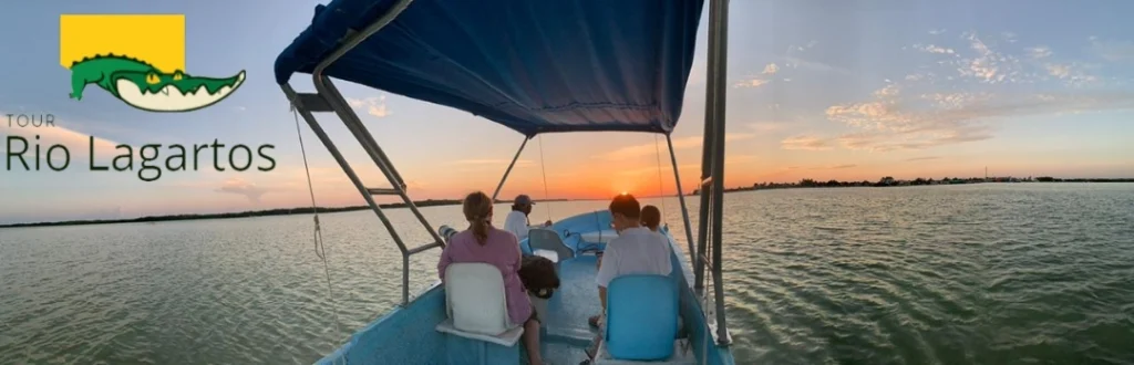 vista panorámica de la biosfera de rio lagartos de una familia de visitantes con el atardecer brillante