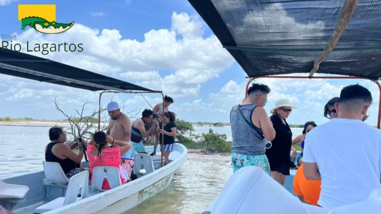 dos lanchas con dos familias disfrutando del baño maya, que sirve para la exfoliación de la piel