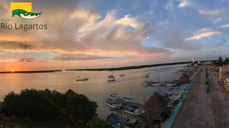 majestuosa vista del malecón de rio lagartos junto con el rio y muchos barcos pesqueros y el atardecer de fondo, como parte de las actividades de que hacer en rio lagartos