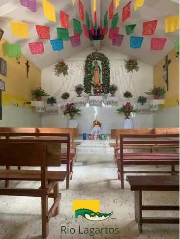 imagen hermosa de la capilla virgen manglares rio lagartos con veladoras e iluminada por el sol de manera natural