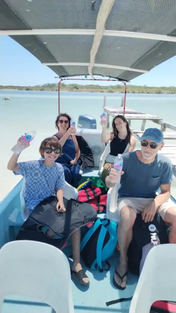 El mejor de todos, tour épico e inolvidable en Río Lagartos: Una Aventura Inolvidable. 1 Familia feliz disfrutando de una auténtica experiencia de aventura en un tour familiar en lancha por la Reserva de la Biósfera Ría Lagartos, Yucatán.