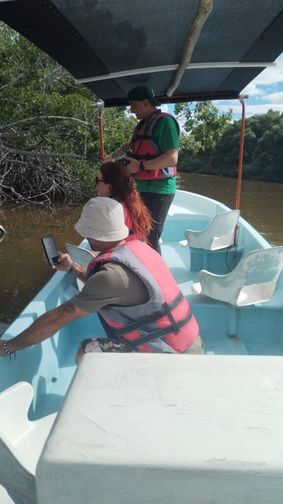 Turistas visitando lugares exclusivos del tour Río Lagartos, guiados a puntos secretos lejos de las aglomeraciones.