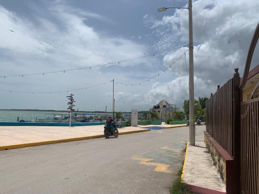 Muelle turístico en el malecón de Río Lagartos, punto de embarque para los tours privados de flamingos y naturaleza.